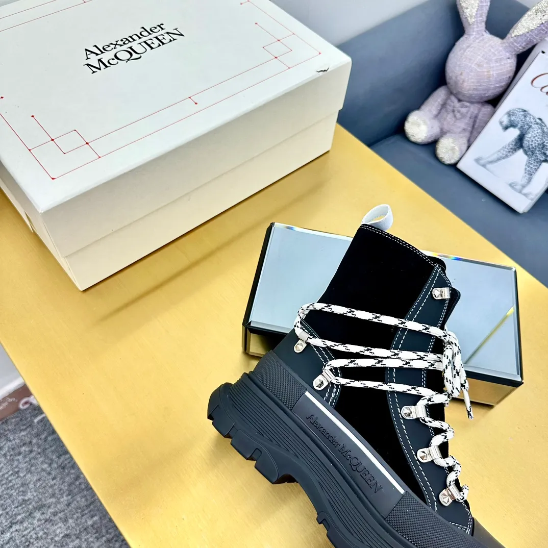 👟👟Ex-factory price 680👟👟 Alexander McQueen's latest thick-soled Martin boots, original 1:1 development, outsole original open-film TPU sole, fabric full-grain cowhide + high mercerized cowhide, lining sheepskin original hardware carabiner bottom height 5cm Size: #35-40 39-45